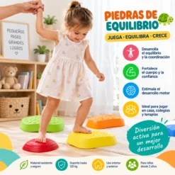 Niña caminando sobre piedras de equilibrio sensoriales de colores